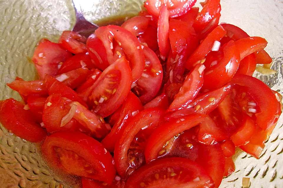Griechischer Tomatensalat, passt perfekt gerade jetzt!
